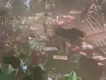 Toro embiste a público de jaripeo en Michoacán