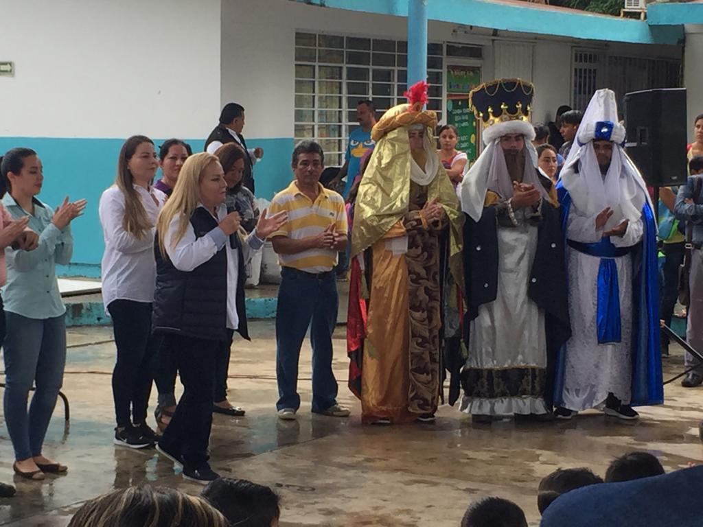 Los Reyes Magos continuan festejando a los niños de Altamira