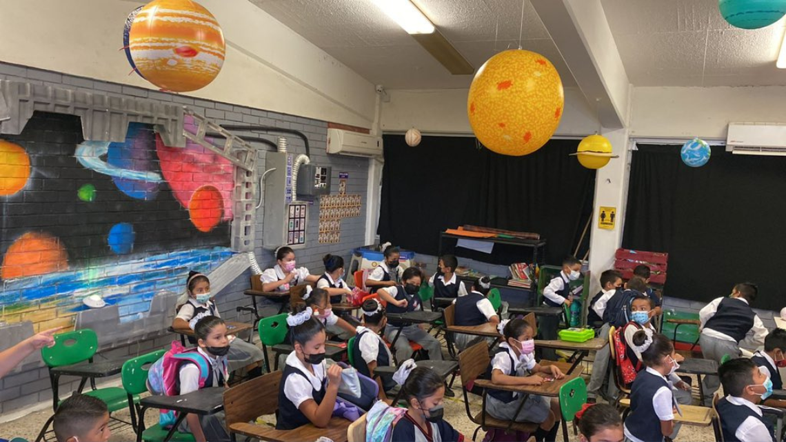 Todos a bordo: El Profe Chido decoró su salón de la NASA para estudiantes