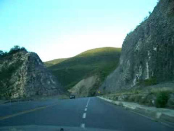 Choca tractocamión con talud de la sierra en la Rumbo Nuevo