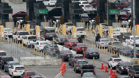 Roban fotografías de viajeros y de matrículas de la Oficina de Aduanas y Protección Fronteriza 