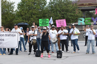 Trabajadores del PJF se manifiestan frente a presidencia contra reforma judicial