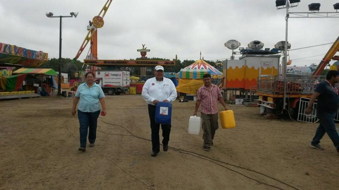 Realizan entrega de contenedores de residuos de aceite de cocina