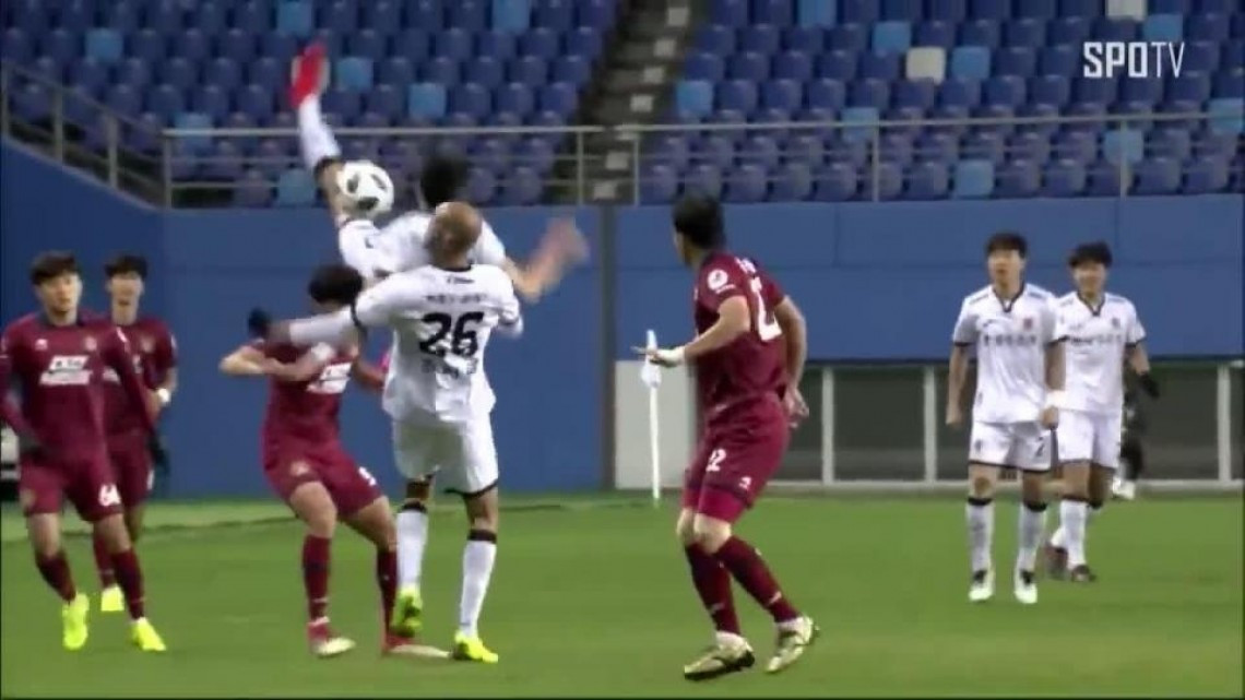 Espeluznante caída de un futbolista coreano