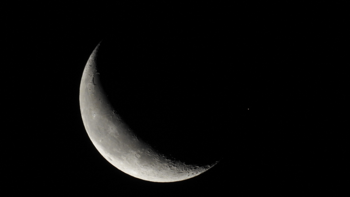 La luna y Marte perfectamente alineadas