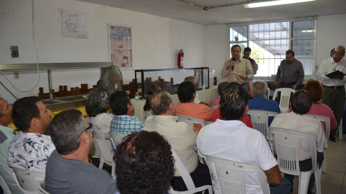 Adrián Oseguera se reúne con locatarios del mercado 18 de Marzo