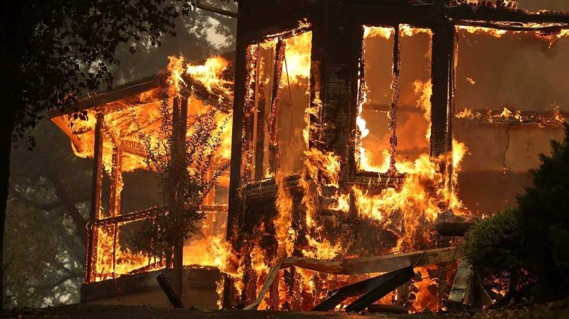 Evacuan a 20 mil civiles al norte de California por incendios 