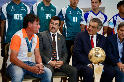 Felicita Américo Villarreal a Correcaminos Premier por poner en alto a Tamaulipas y a la UAT