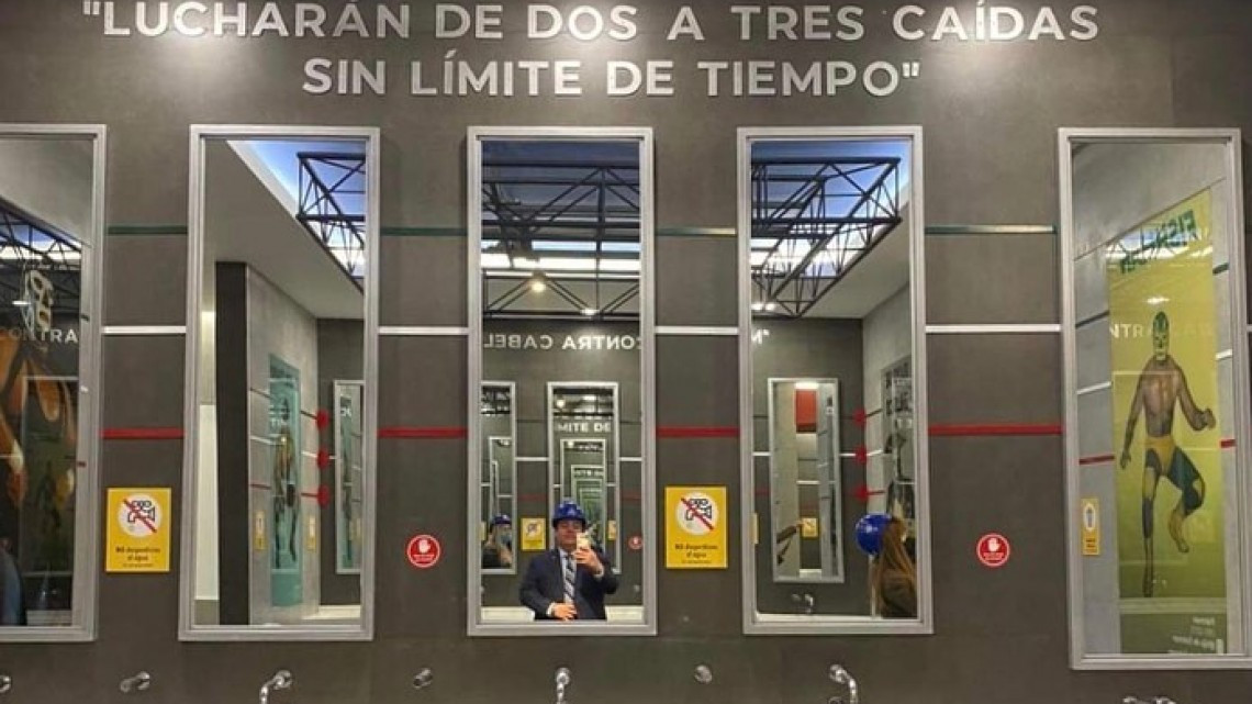 Lucha Libre y Xochimilco son plasmados en la decoración de los baños de AIFA 