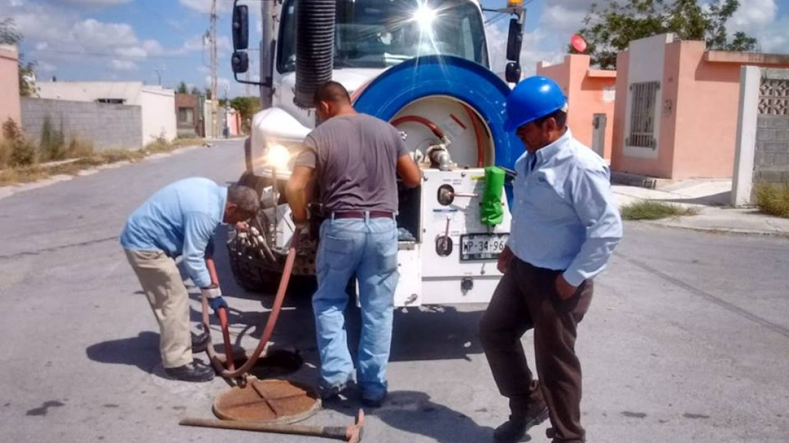 Comapa trabaja con equipo vactor