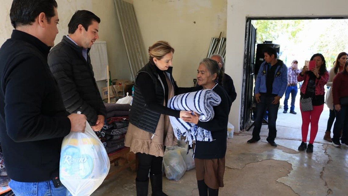 Entregan cobijas de “Abrigando Familias con Amor”