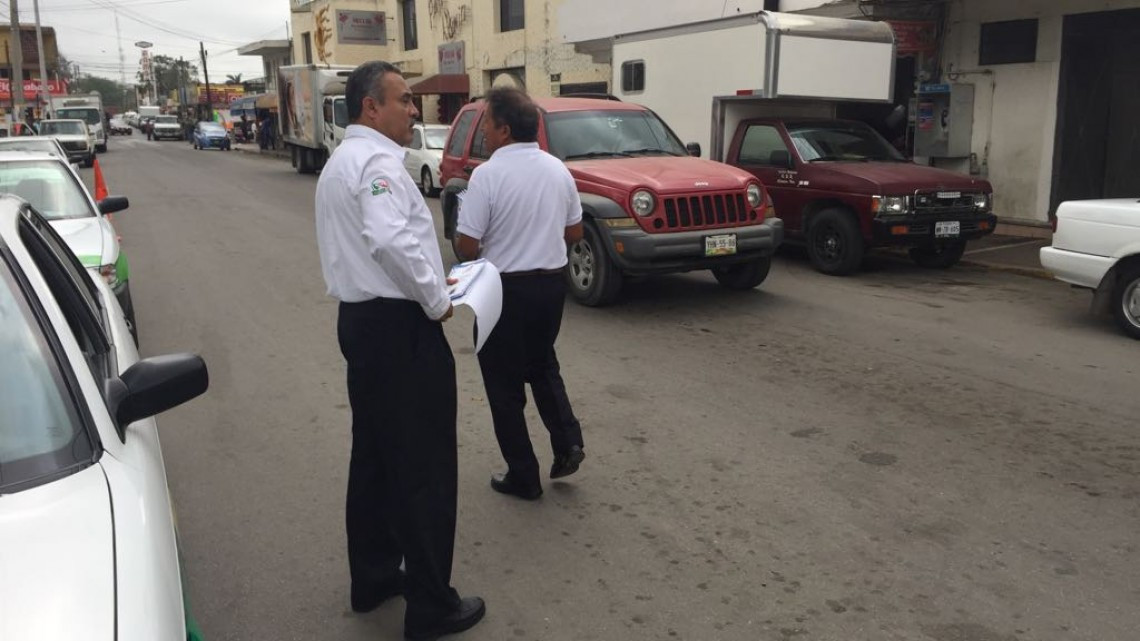 Distribuyen gratuitamente ejemplares del reglamento de tránsito y vialidad