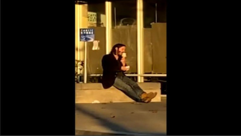 Viralizan a Keanu Reeves por comer un helado en la calle