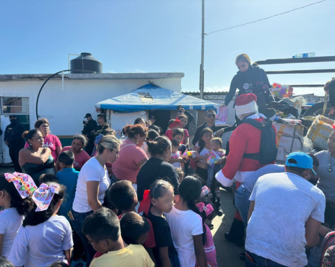 Menores de El Mezquital tienen convivencia navideña con la Guardia Estatal