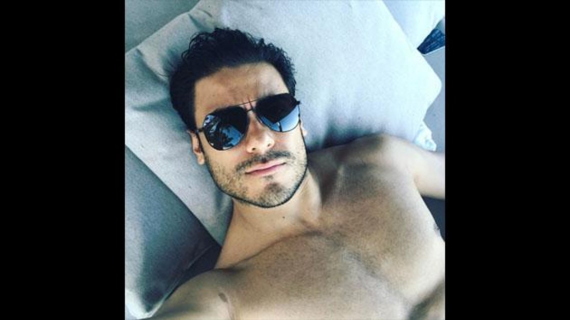 Carlos Rivera enciende redes sociales con atrevida foto