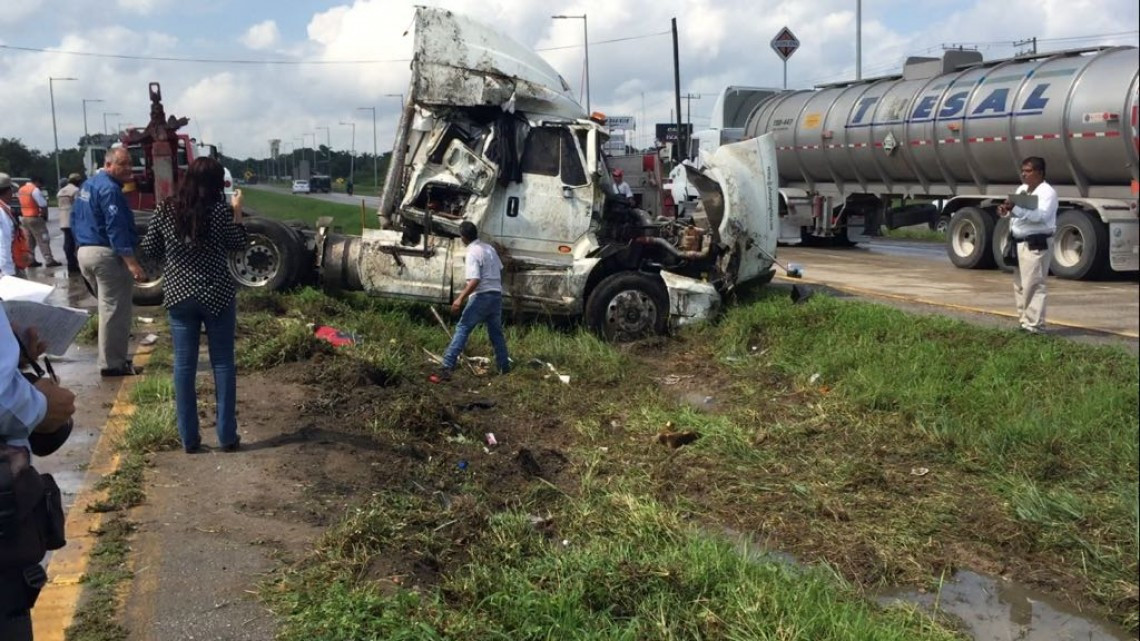 Daños materiales, deja volcadura de tractocamión cerca del puerto de Altamira