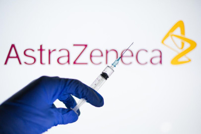 Vacuna contra el COVID-19 de AstraZeneca muestra una eficacia del 79% 