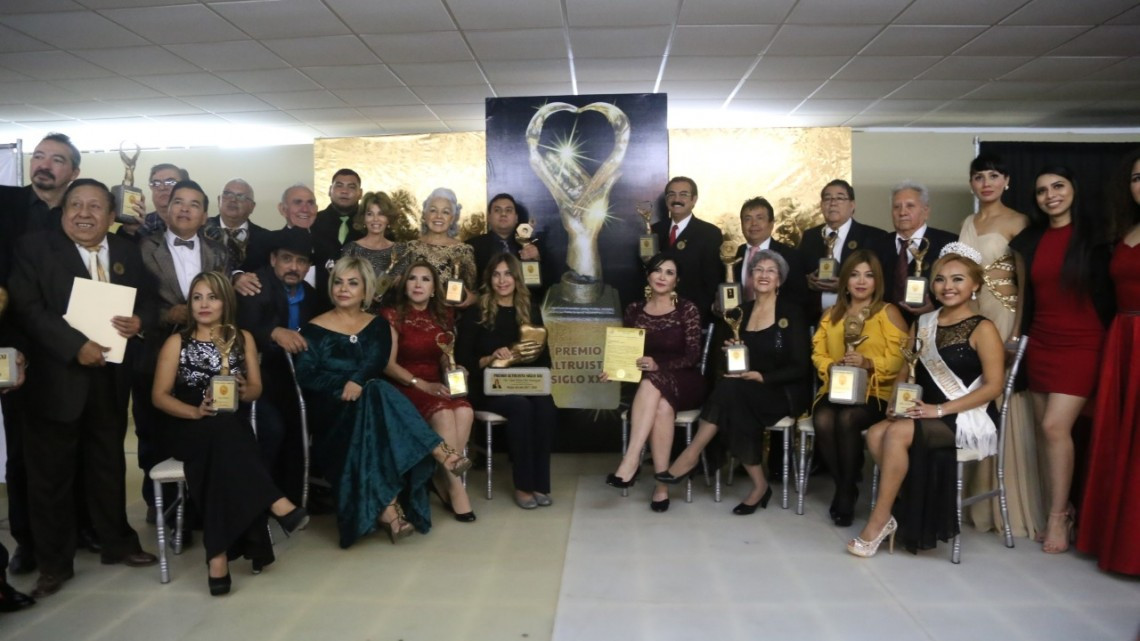 Alcaldesa de Reynosa recibe Premio Altruista Siglo XXI