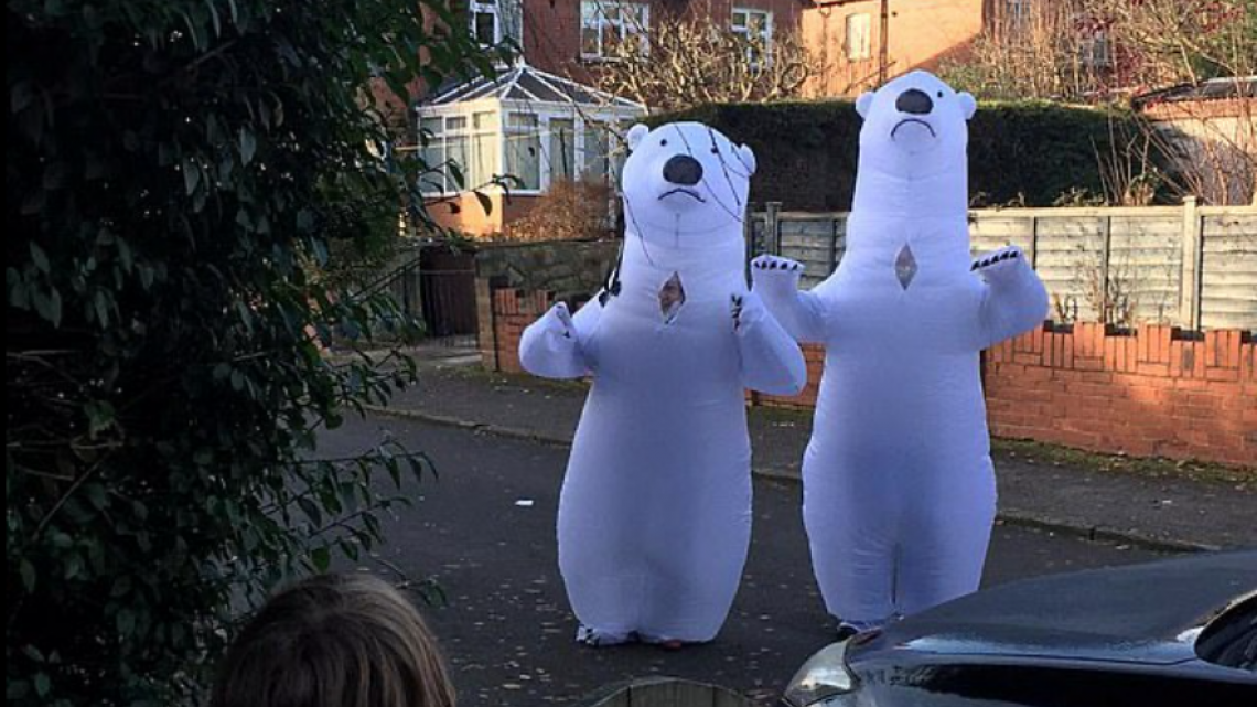 Abuelitos se disfrazan de osos para poder abrazar a sus nietos