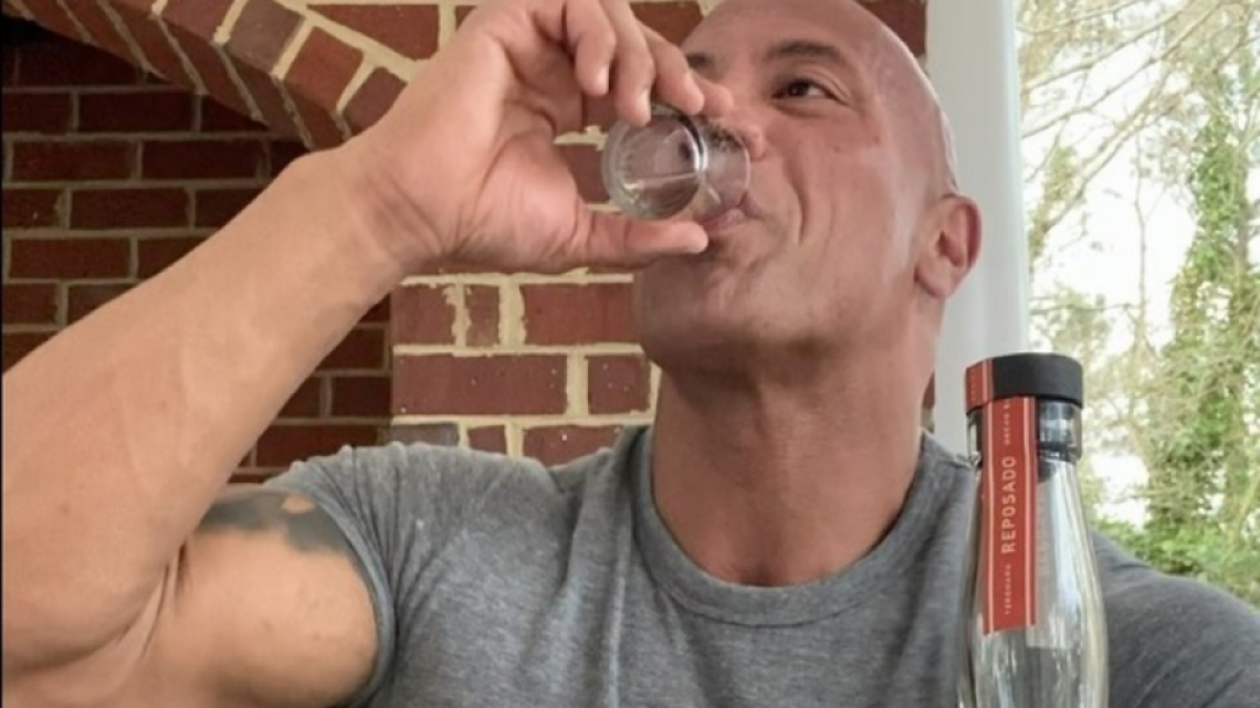 "La Roca" lanza su tequila "Teremana" hecho en México