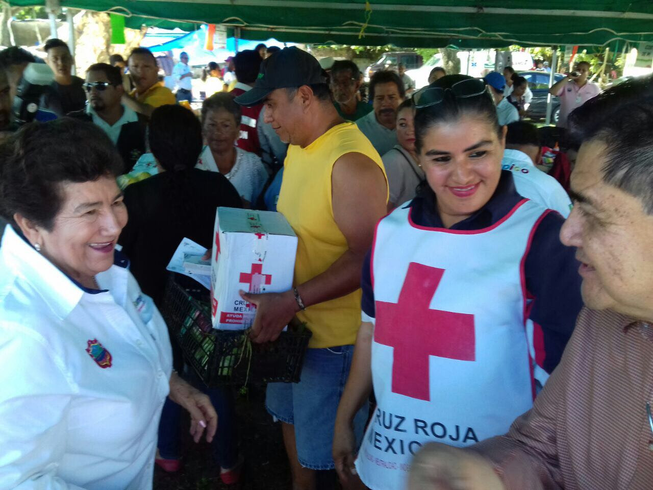 Reparte alcaldesa despensas en la Tamaulipas y la Moscú 