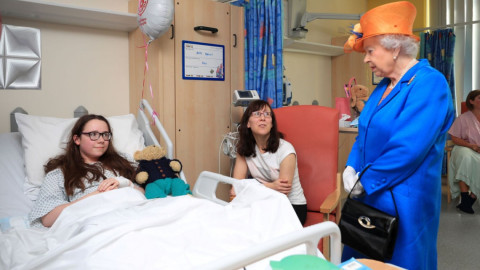 Reina Isabel II visita a menores heridos del atentado en Manchester