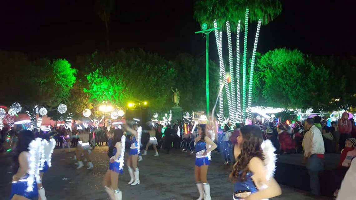 Disfrutan matamorenses de desfile y encendido de pino