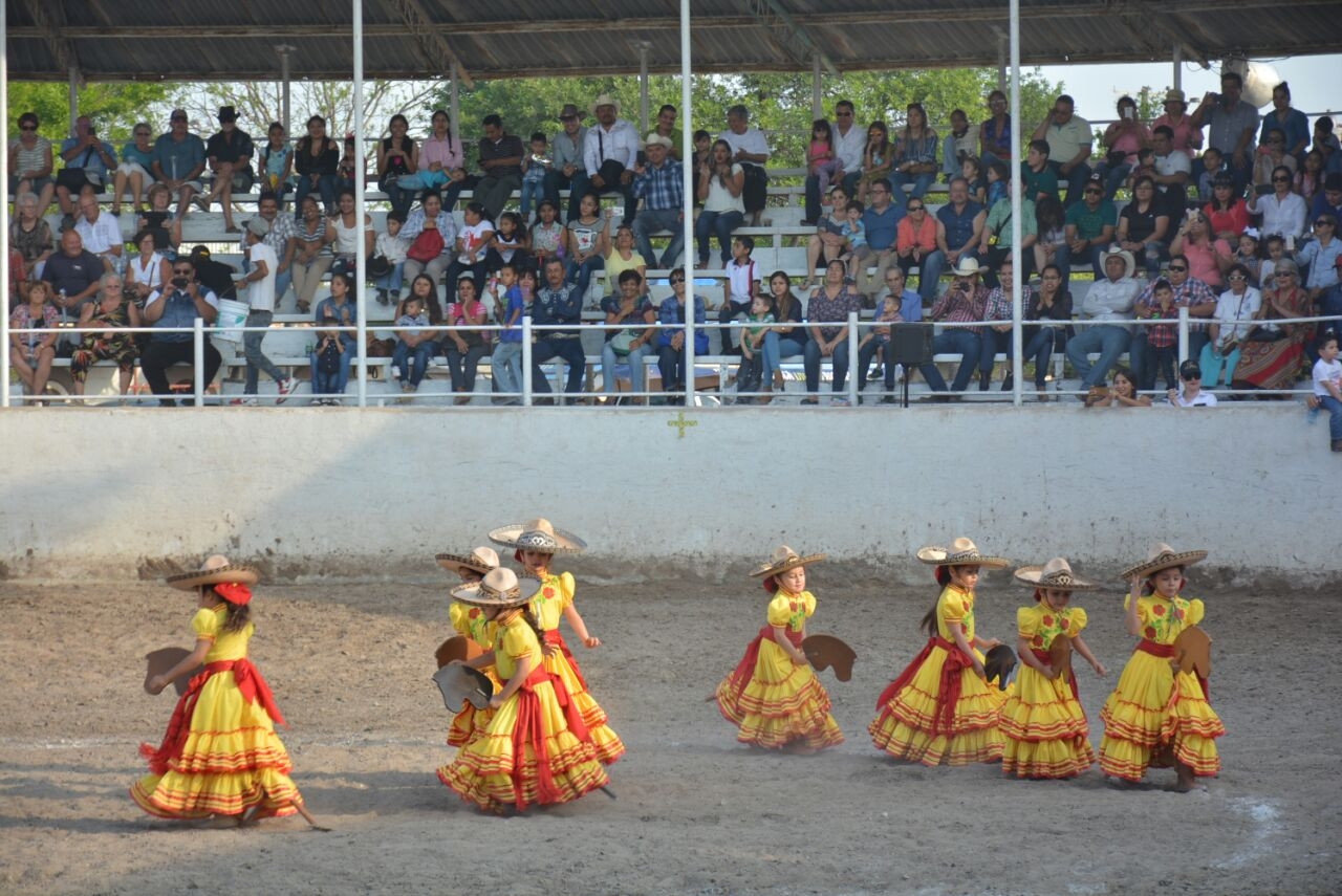Familias de Reynosa disfrutan de charreada mexicana