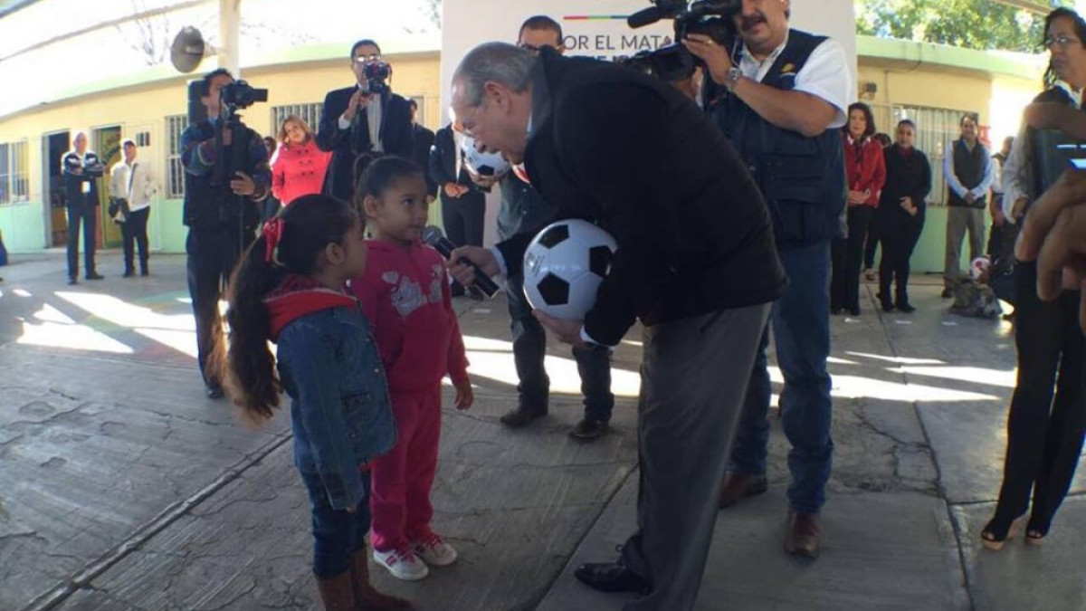 Alcalde de Matamoros acompaña a niños en los honores a la bandera