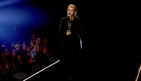 Christina Aguilera rinde emotivo tributo a Whitney Houston