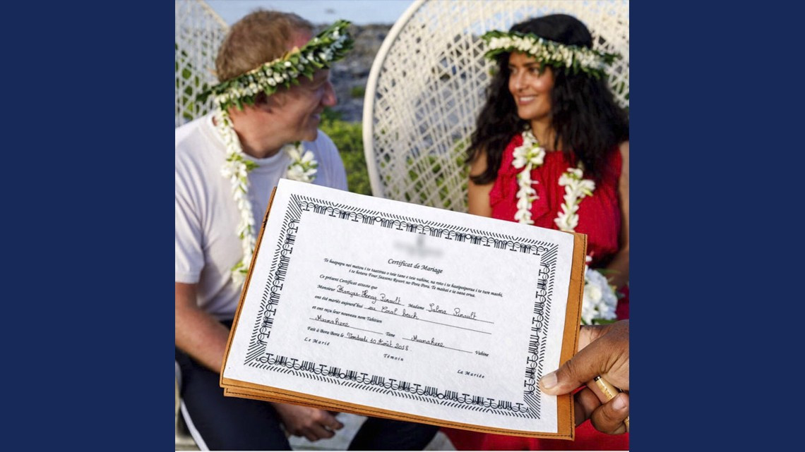 Salma Hayek va al spa y termina casándose