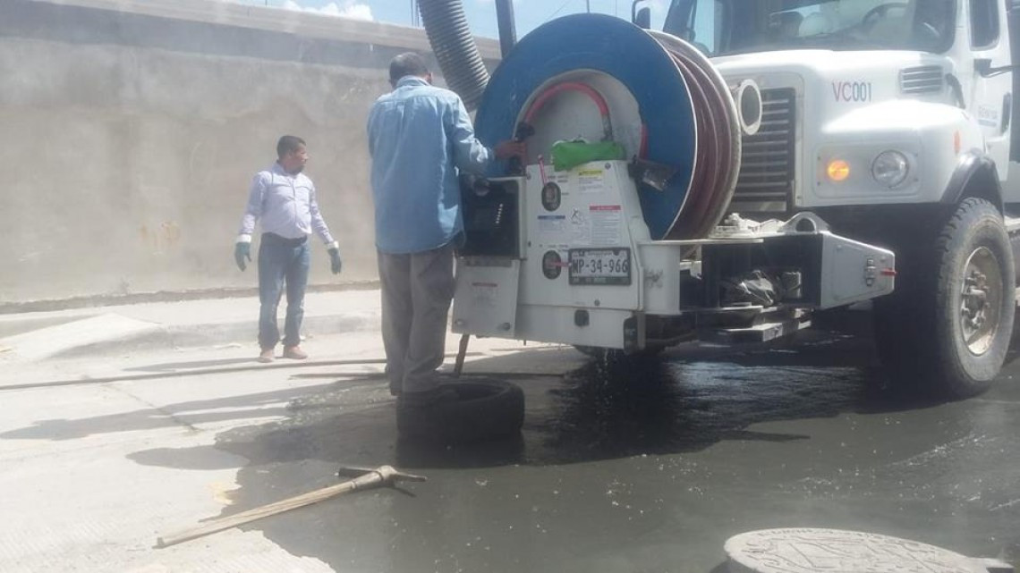 Comapa trabaja con equipo vactor
