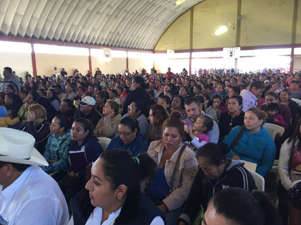 Respaldo a la educación con entrega de becas escolares