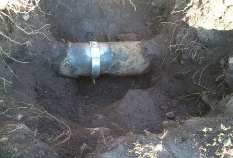 Personal de Pemex atiende fuga de gasolina por toma clandestina