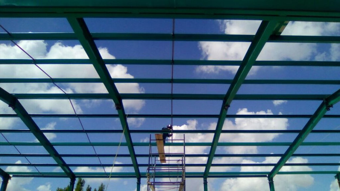 Construcción de techumbre escolar sigue en marcha