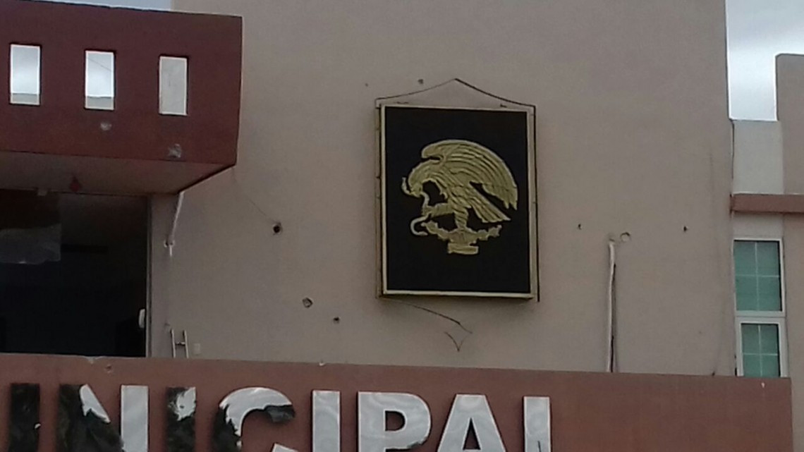 Camioneta se impacta en presidencia municipal de Rio Bravo