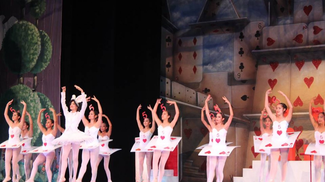 Alcaldesa asiste a presentación del ballet clásico "Alicia en el país de las maravillas"