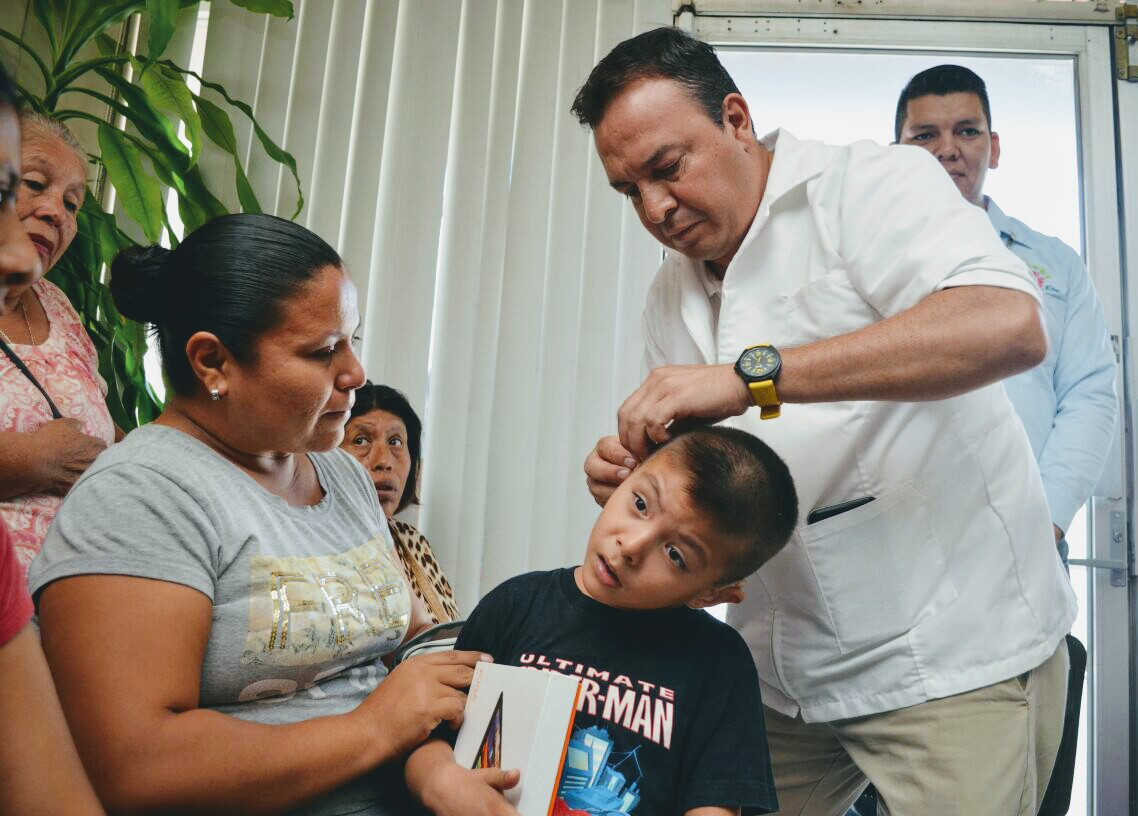 Entrega Salud 180 aparatos auditivos