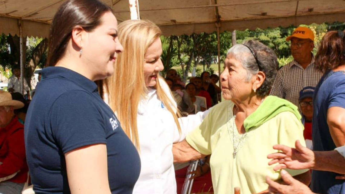 Entregan aparatos funcionales a mayores