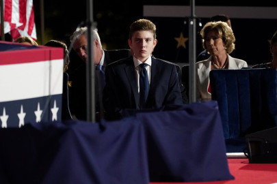 Melania Trump afirma que su hijo Barron tuvo COVID-19