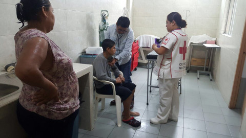 Hijo se lanza a canal para salvar a su madre y no lo logró 