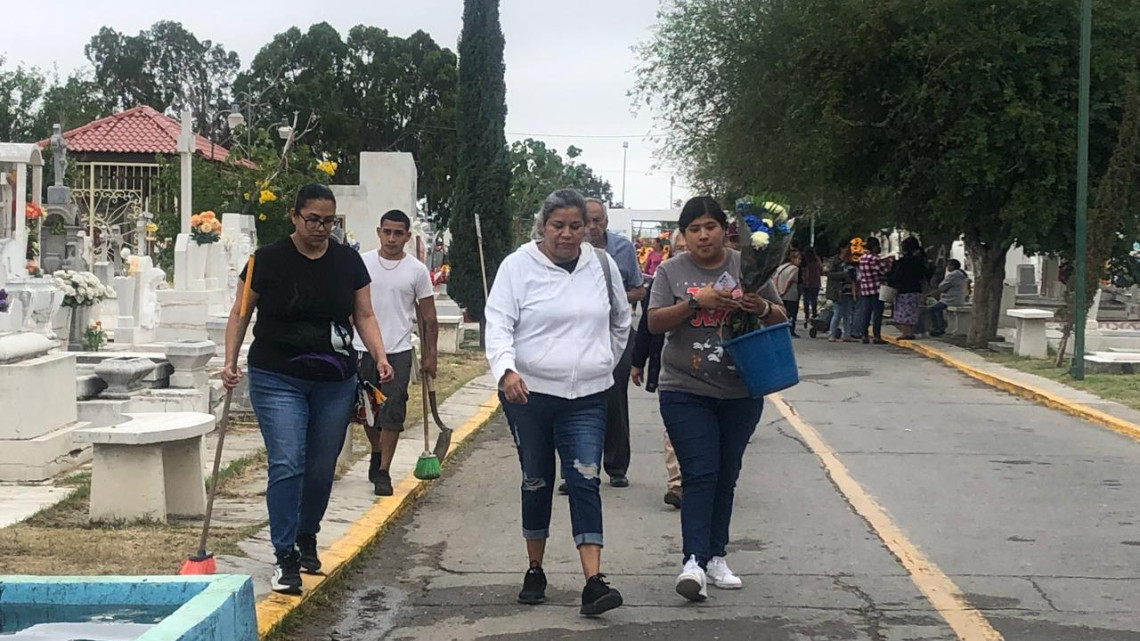 Entre flores, música y comida ofrendan a sus muertos