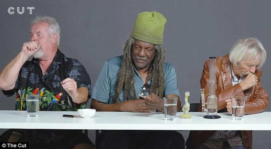 Ancianos fumando marihuana por primera vez