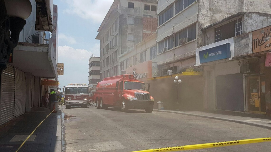 Se quema zapatería B Hermanos en centro de Tampico 