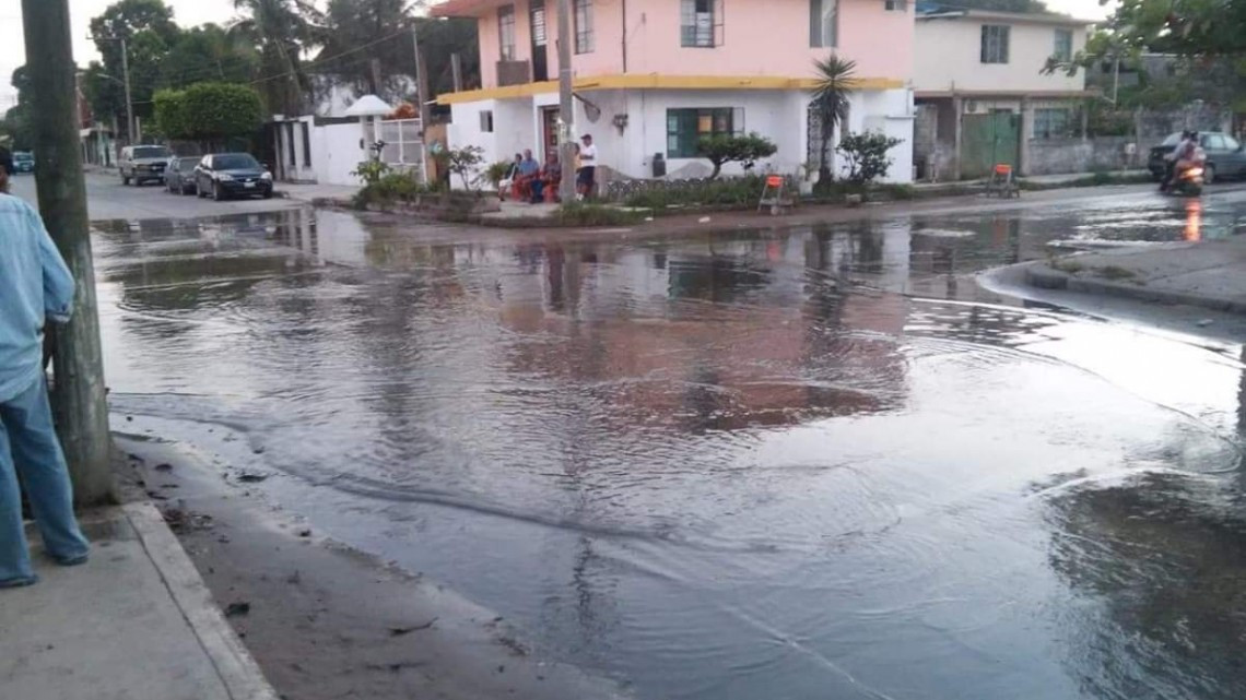 Bloquean calles para exigir reparación de fuga de aguas negras