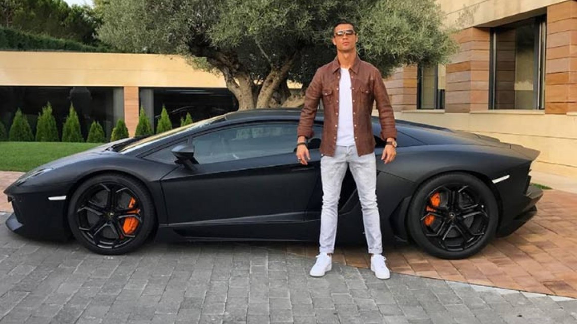 Cristiano Ronaldo presume su nuevo auto 