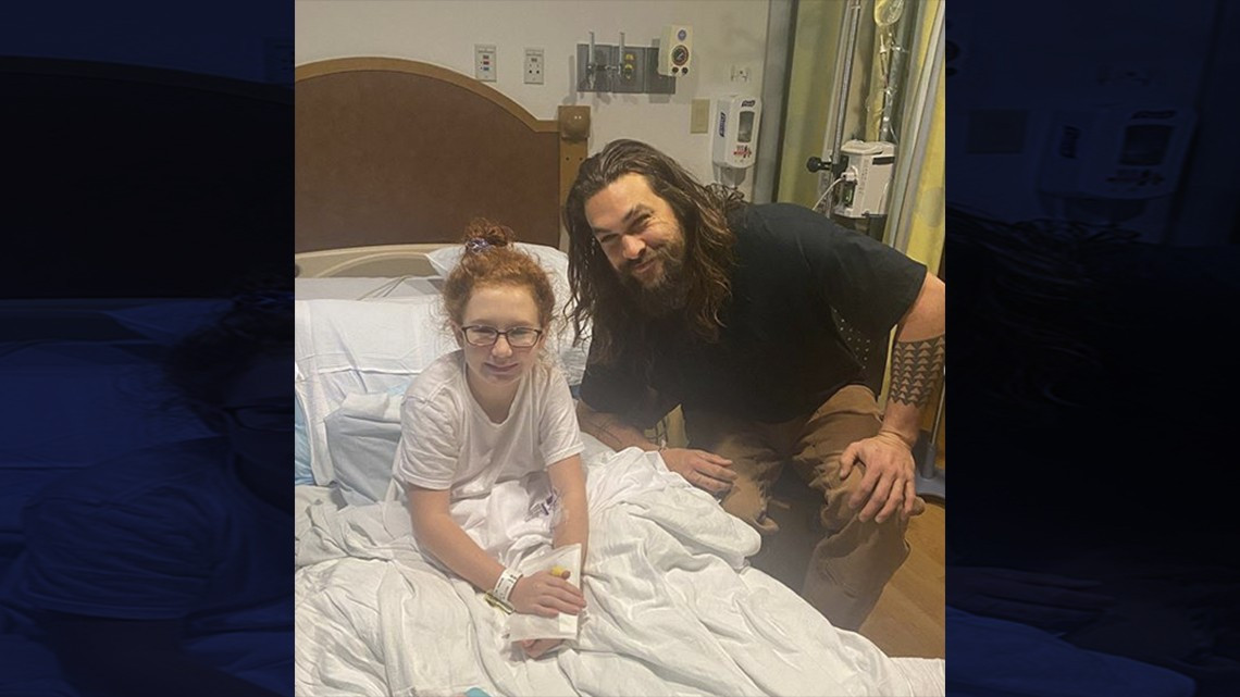Jason Momoa sorprende a niños en hospital infantil de Pittsburgh