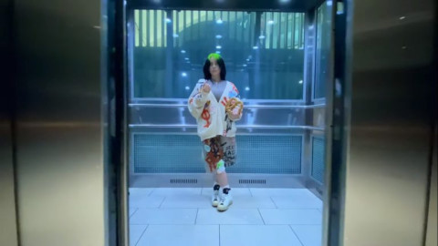 Billie Eilish estrena su nuevo sencillo "Therefore I Am"