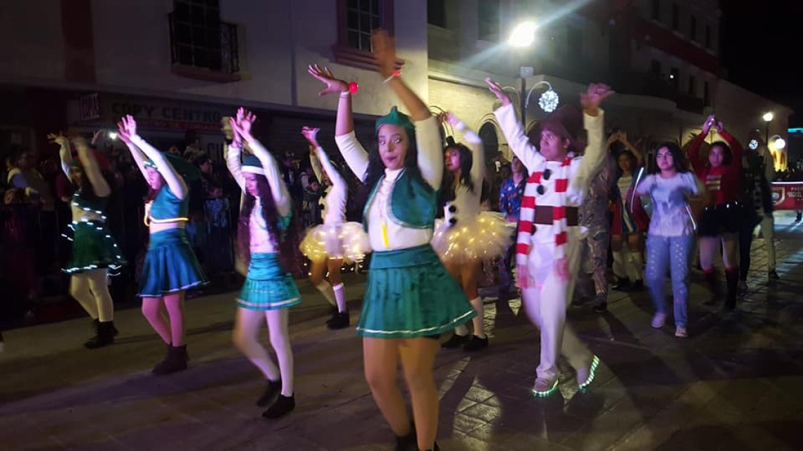 Disfrutan matamorenses de desfile y encendido de pino