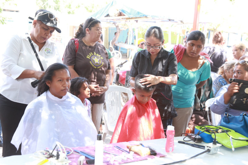 Entrega DIF despensas en la Juárez